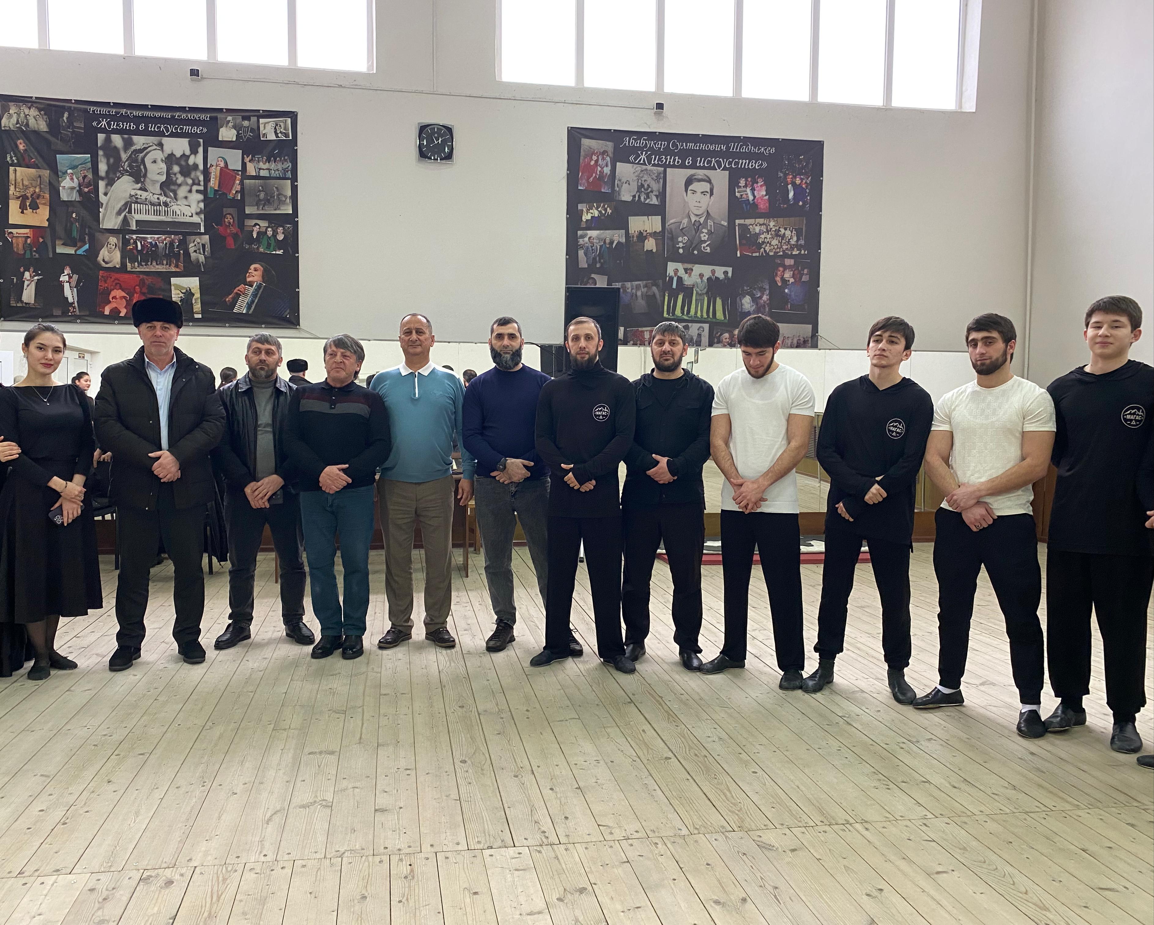 Директор ансамбля "Магас" Оздоев Ахмед вручил Юбилейные медали артистам 